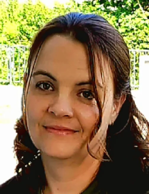 Porträt von Susanne Eichhorn, Dipl. Bachblütenberaterin, lächelnd im Freien